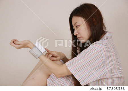 パジャマ姿の女性 パジャマ姿の女性 37803588