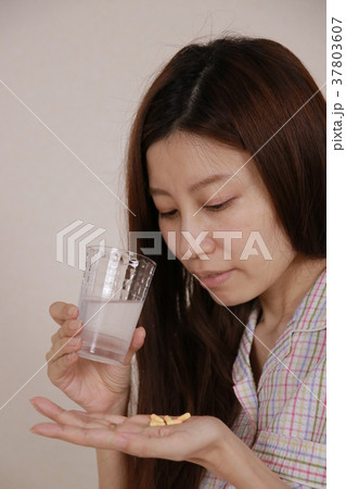パジャマ姿の女性 パジャマ姿の女性 37803607