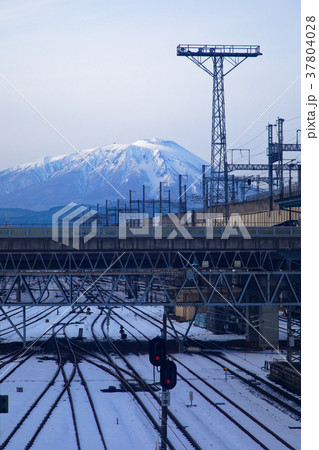 雪景色の盛岡駅より岩手山を望む 37804028