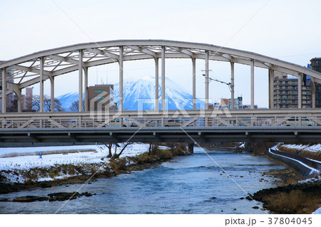 雪景色の開運橋と岩手山 37804045