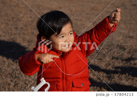 凧あげをする子供 凧あげをする子供 37804213