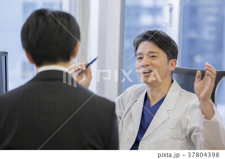 医師と若い男性 医師と若い男性 37804398