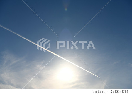 飛行機雲と青空と太陽 飛行機雲と青空と太陽 37805811
