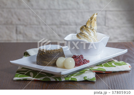 dessert 37805910