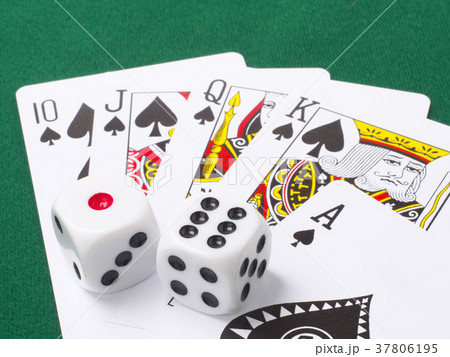トランプとサイコロ 37806195