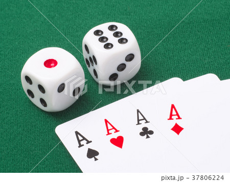 トランプとサイコロ 37806224