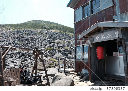 青年小屋と編笠山 37806387
