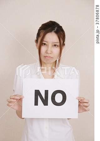 白いワイシャツのビジネスウーマン 白いワイシャツのビジネスウーマン 37806878