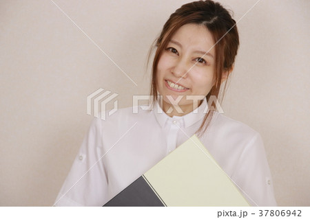 白いワイシャツのビジネスウーマン 37806942