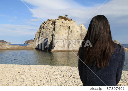 岩手 浄土ヶ浜を眺める女性3 岩手 浄土ヶ浜を眺める女性3 37807401