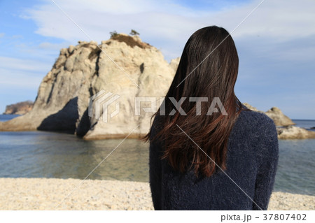 岩手 浄土ヶ浜を眺める女性2 岩手 浄土ヶ浜を眺める女性2 37807402