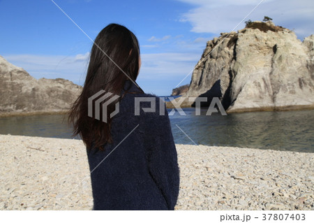 岩手 浄土ヶ浜を眺める女性1 37807403
