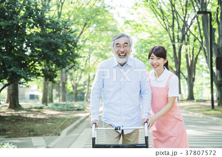 介護　シニア　女性　男性　ヘルパー　介護士 37807572