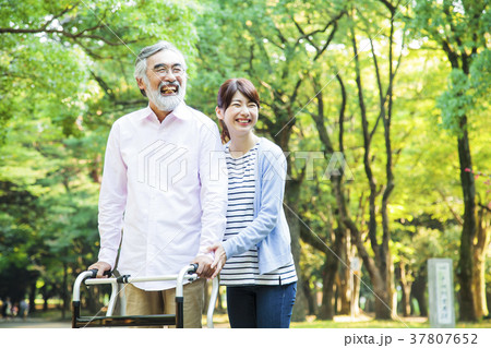 介護　シニア　女性　男性　ヘルパー　介護士 37807652