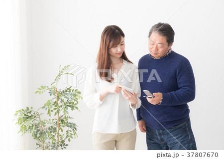 親子　父親と娘 37807670