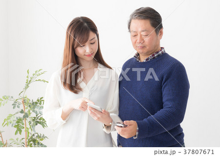 親子 父親と娘 親子 父親と娘 37807671