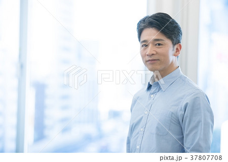 カジュアルオフィスイメージ　ビジネスイメージ　私服　会社員 37807708