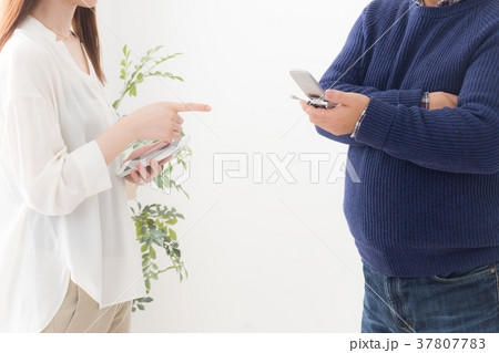 親子　父親と娘 37807783