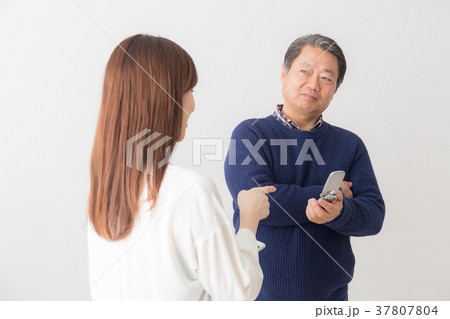 親子　父親と娘 37807804