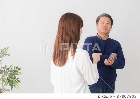 親子　父親と娘 37807805