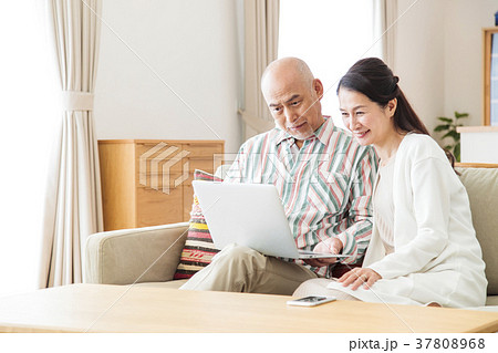 夫婦　カップル　ミドル　パソコン　ライフスタイル　カジュアル 37808968