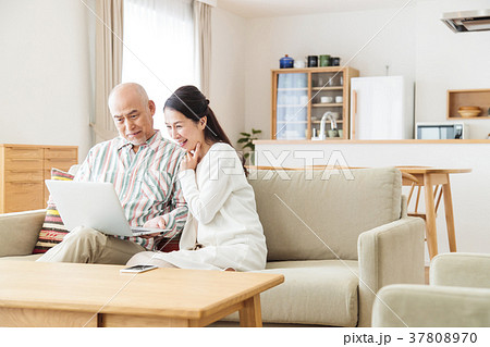 夫婦 カップル ミドル パソコン ライフスタイル カジュアル 夫婦 カップル ミドル パソコン ライフスタイル カジュアル 37808970