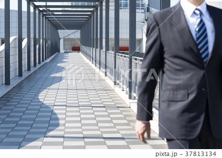 イベントホールから出てくるビジネスマンのイメージフォト 手前ボケ イベントホールから出てくるビジネスマンのイメージフォト 手前ボケ 37813134