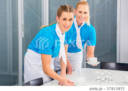 Caterer preparing business lunch 37813855