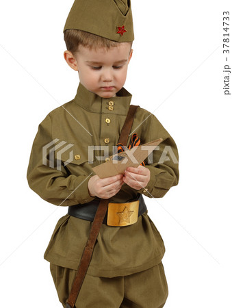 The little boy with letters from the second world war 37814733