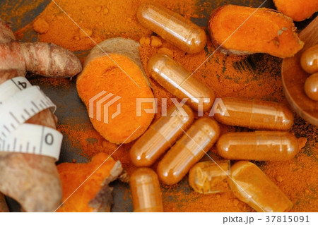 Turmeric capsule with powder 37815091