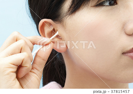 耳掃除をする若い女性 耳掃除をする若い女性 37815457