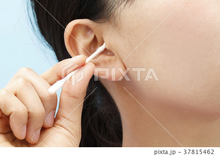 耳掃除をする若い女性 37815462
