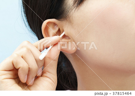 耳掃除をする若い女性 37815464