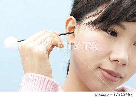 耳掃除をする若い女性 37815467