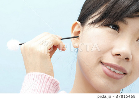 耳掃除をする若い女性 37815469