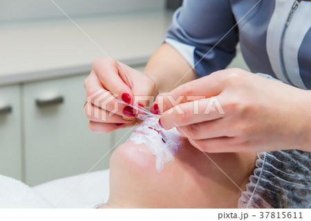 Application anesthetic cream before contour plasti 37815611