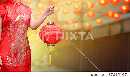 woman holding chinese new year lanterns,china town woman holding chinese new year lanterns,china town 37816147