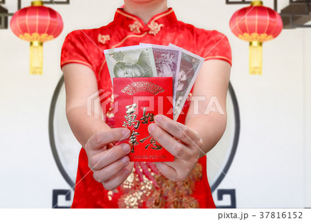 woman holding new year red envelope or hong bao 37816152