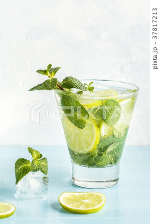 Mojito cocktail with lime and mint. 37817213