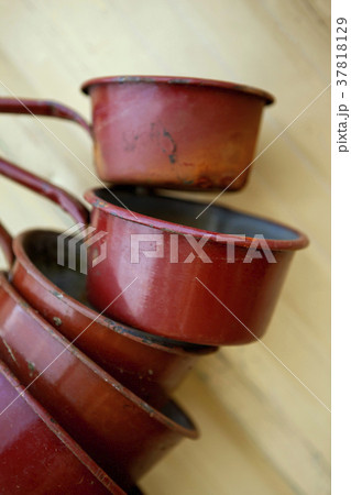 Set of pans 37818129