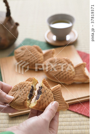 たい焼きと日本茶と女性の手 たい焼きと日本茶と女性の手 37819371