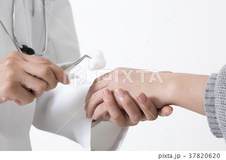 医療イメージ　手当て 37820620