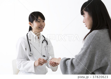 医療イメージ　手当て 37820623