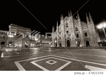 Milan Cathedral Square 37822350