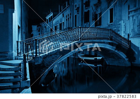 Venice canal night bridge 37822583