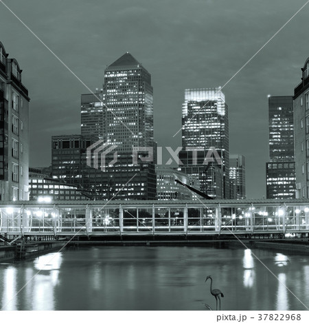 London Canary Wharf at night 37822968