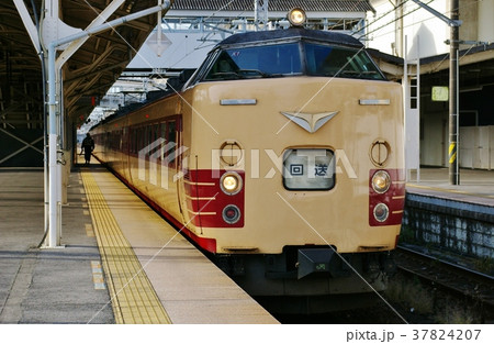 黒磯駅に停車中の485系回送列車 黒磯駅に停車中の485系回送列車 37824207