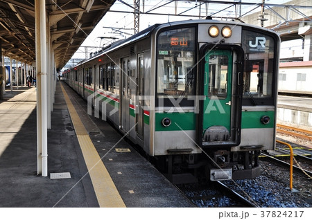 黒磯駅に停車中の東北本線701系普通列車 37824217