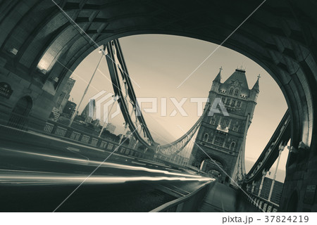 Tower Bridge morning traffic 37824219