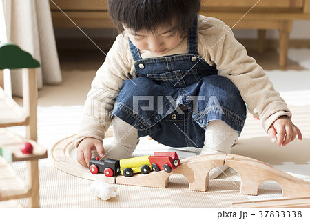木の電車で遊ぶ男の子 37833338